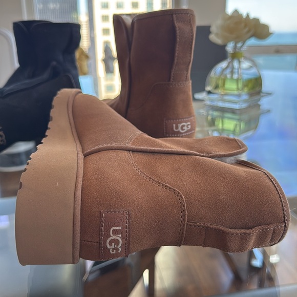 get 2 pairs for 1 
New without boxes size 7 women,UGG camel/black color - Picture 2 of 8